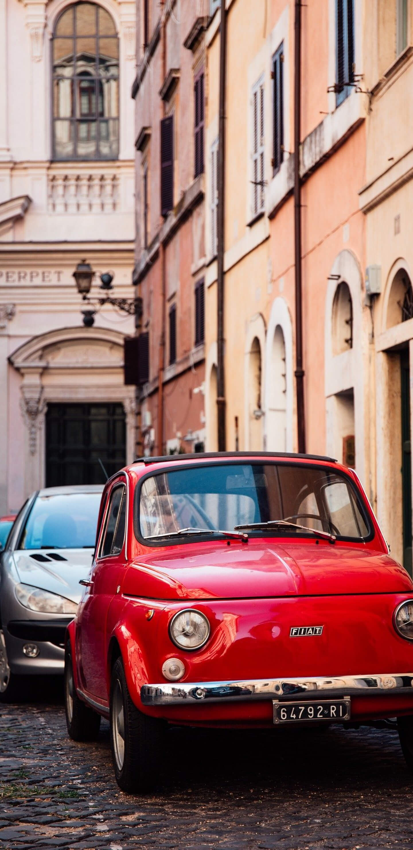 Kis piros autó a városban 1440x2960