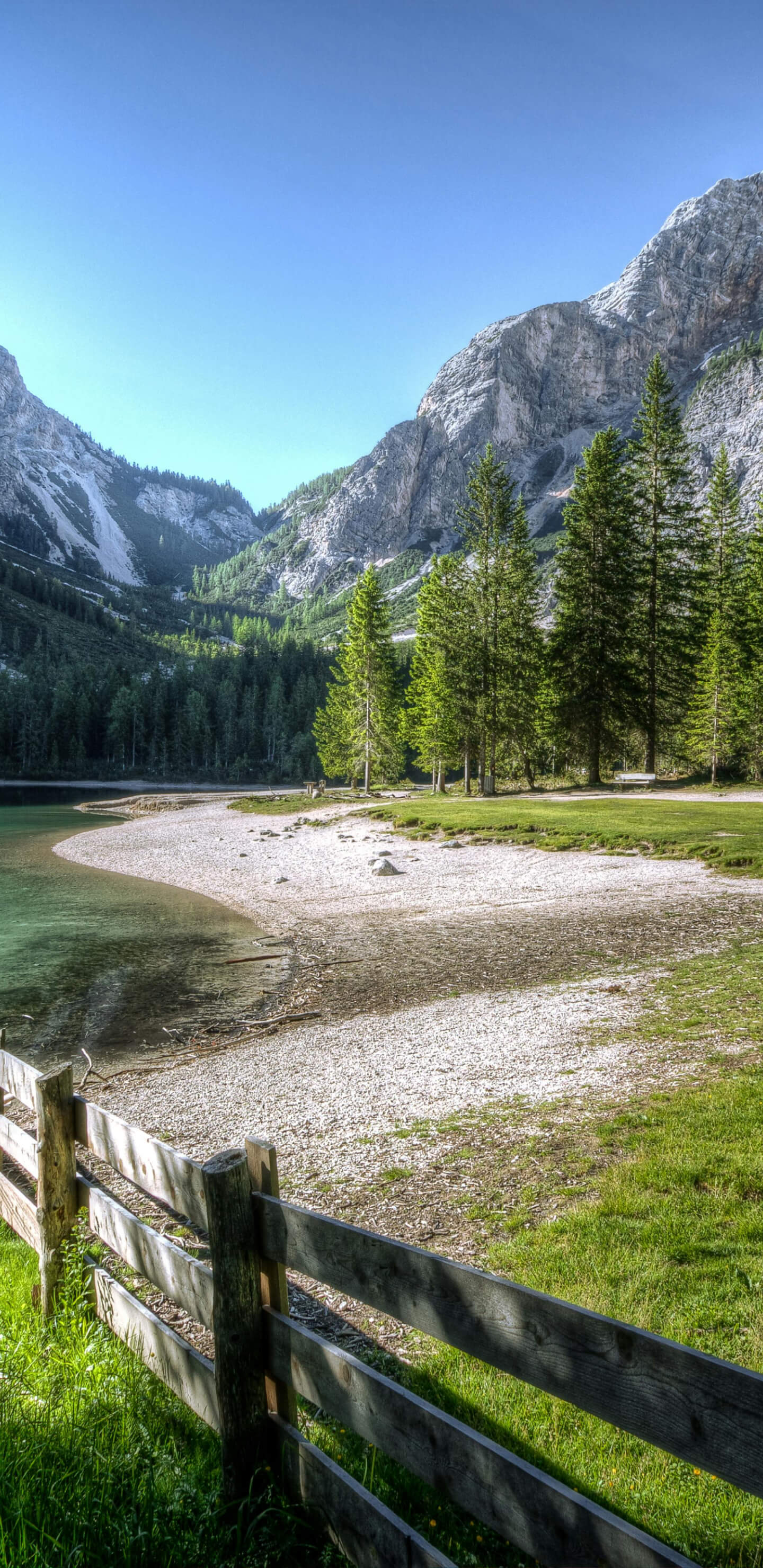 Völgyben vízpart háttérkép 1440x2960